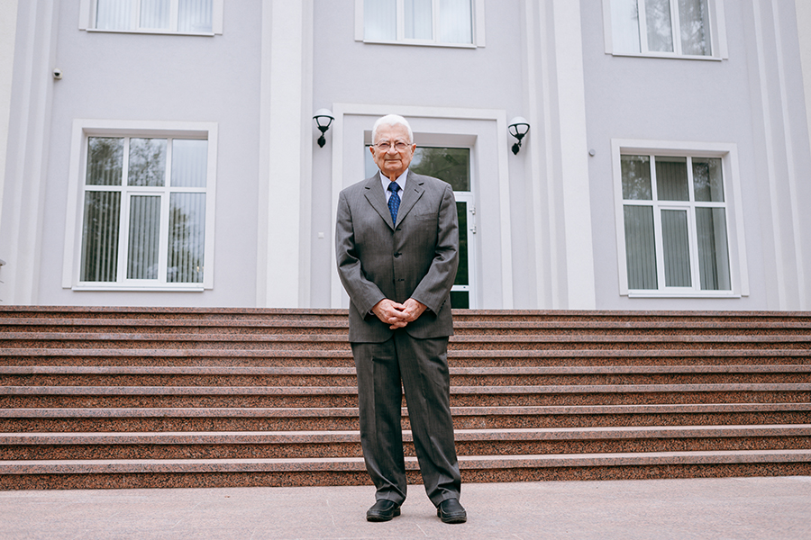 Юрий Оганесян